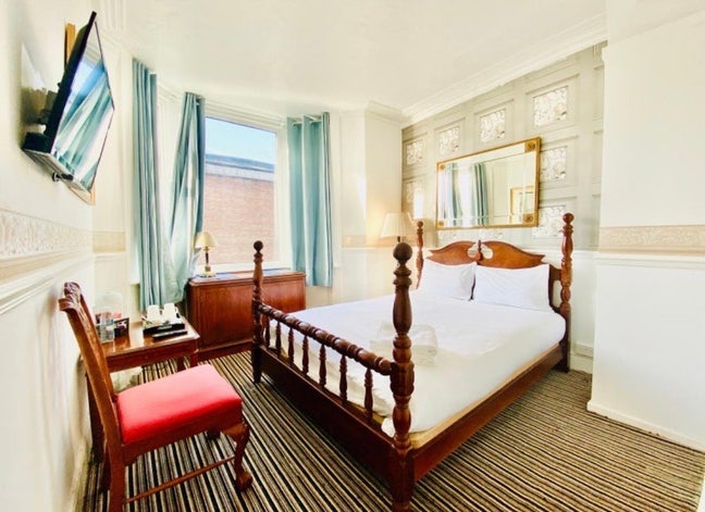 Double Ensuite - near Sainsbury Supermarket Main Photo