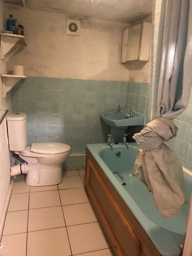 Saltaire Bedsit central heating all bills Inc  Main Photo