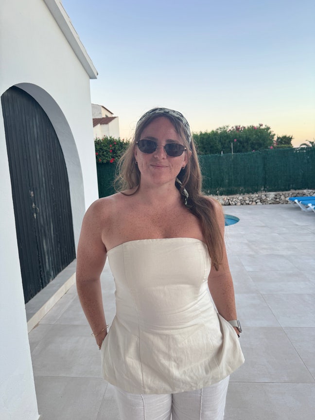 I am a professional female aged 27 looking fo... Main Photo