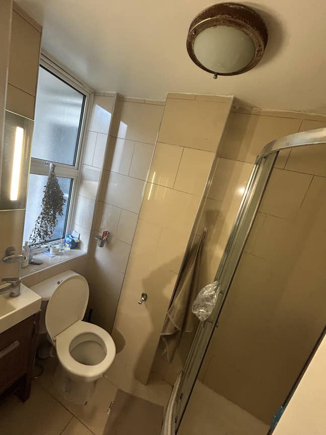 Flat to rent 1250 bills included  Main Photo