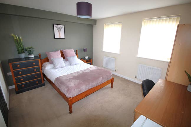 Furnished Double En-suite Room £1 FOR 1ST MONTH Main Photo