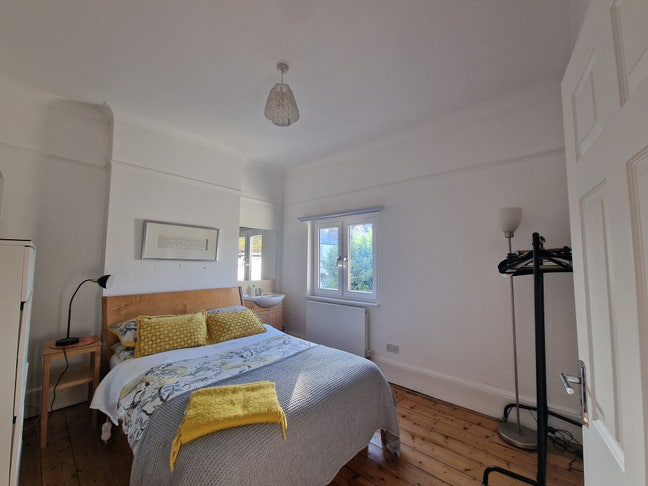 Sunny double in sidcup with own bathroom + sink Main Photo