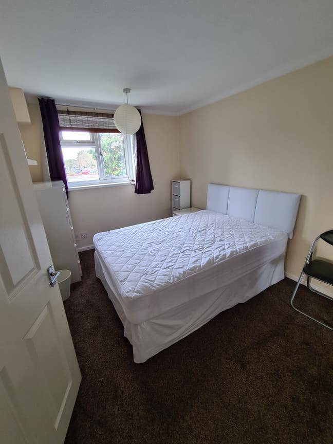 Double room available in Slough Windsor Road area Main Photo
