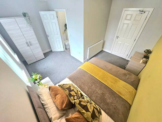 Room with ensuite in DN1 Main Photo