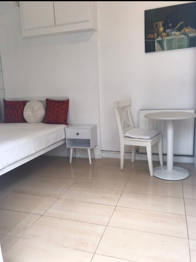 New studio flat 5 minutes walk to station  Main Photo