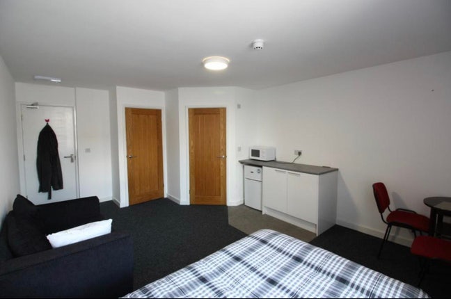 Large en suite rooms choice of 2 available  Main Photo