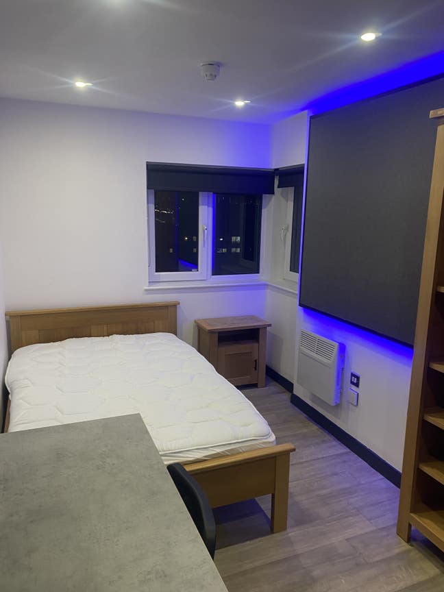 Single Furnished Room with Quayside View 6-Bedroom Main Photo