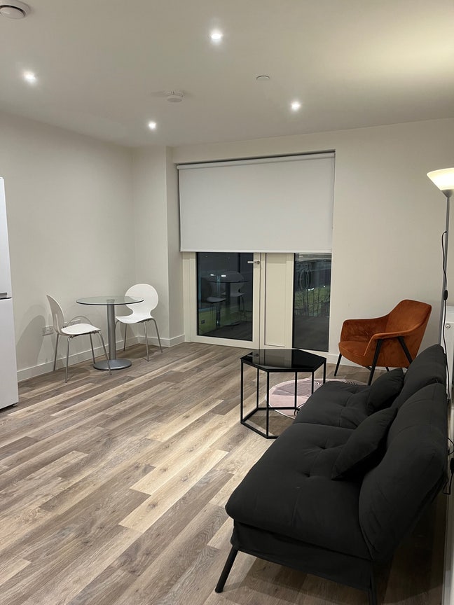 Modern 1 Bed Flat Main Photo