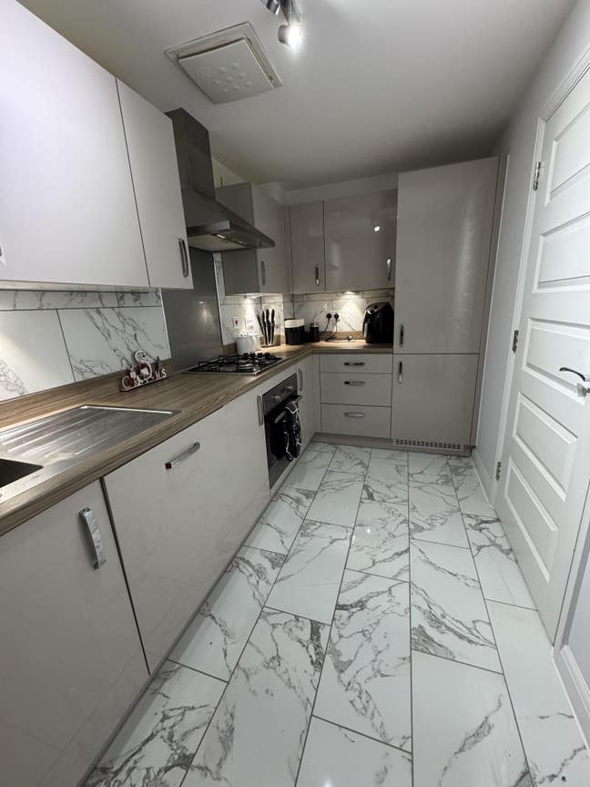 Furnished Double Room with Ensuite + Parking Main Photo