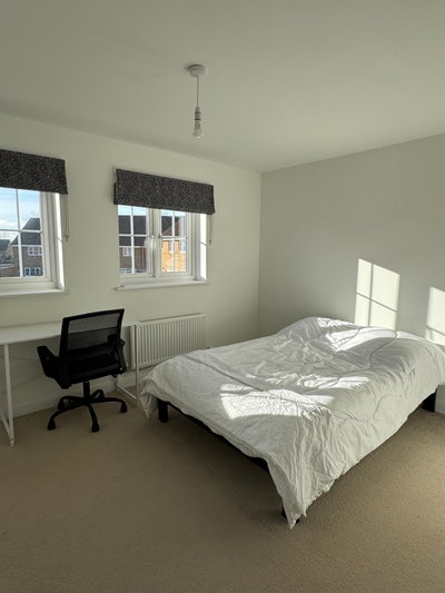 Double Room with Ensuite + Parking Main Photo