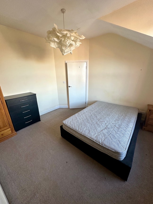 Double room available-2 minutes from tube station Main Photo