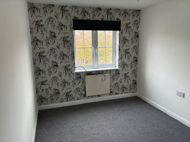 Modern 3 bed Barratt-built semi-detached house Main Photo