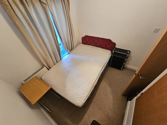 2-Double room is available for rent in - SW15 6TG Main Photo