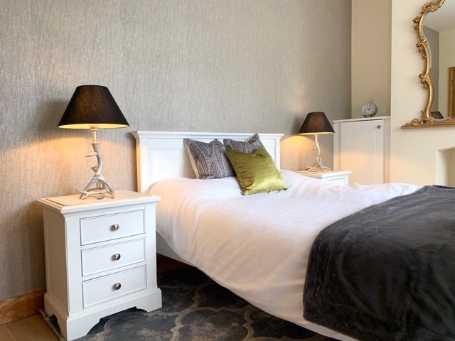 Spacious Double Room in Luxury House  Main Photo