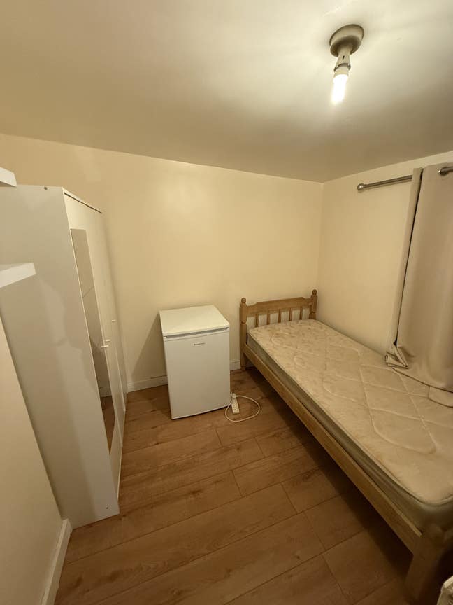 Small Room Clean Quiet Female House on Uxbridge Rd Main Photo