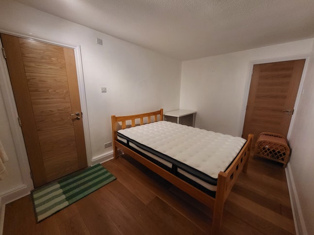 Room available for rent with ensuite bathroom Main Photo