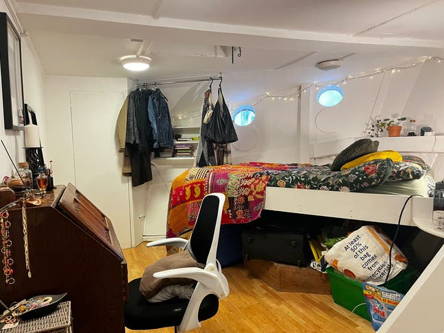 Room in a lovely Houseboat  Main Photo