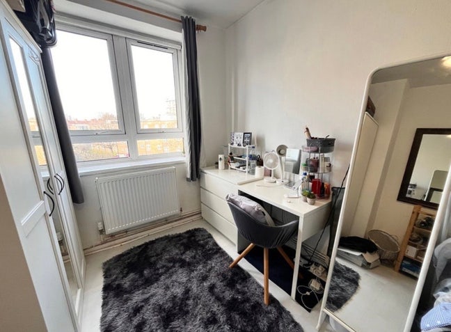 Spacious Double Room in Female only apartment Main Photo