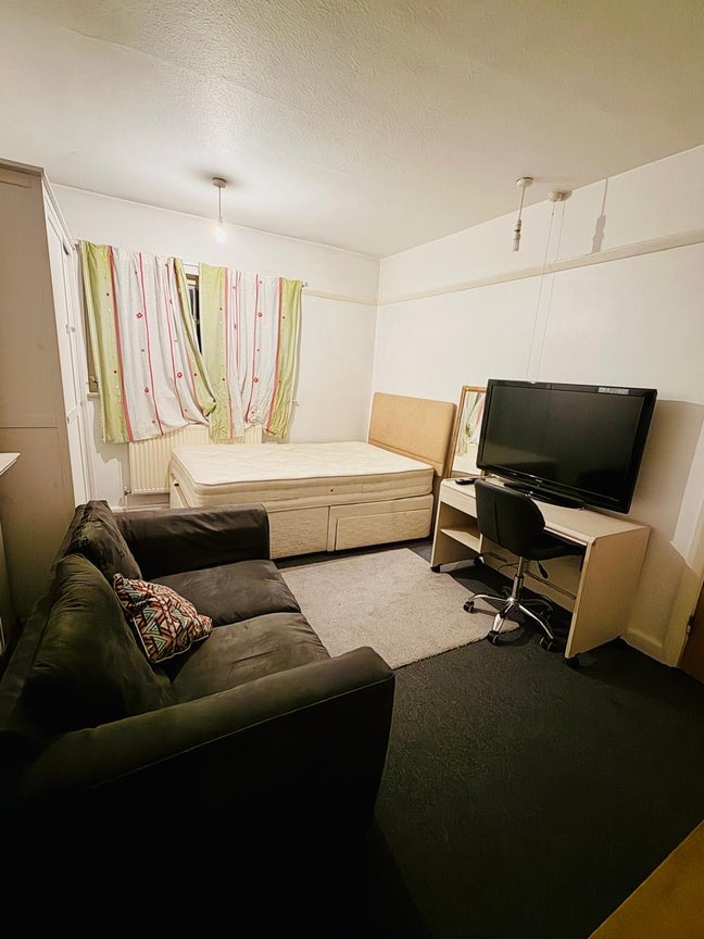 Double bedroom available on Main London road,  Main Photo