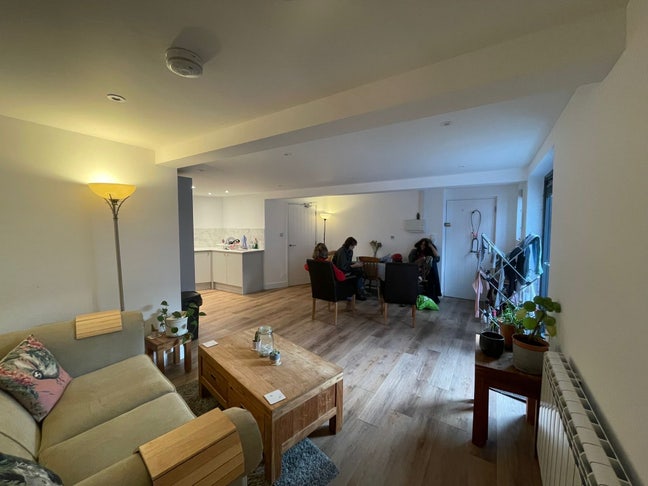 Sunny room on Gloucester Road available Dec/Jan Main Photo