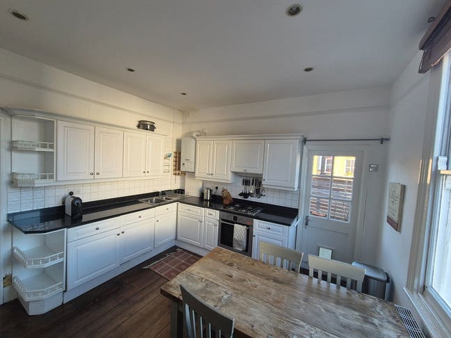 2 bed flat available in Chiswick W4 Dec/Jan Main Photo