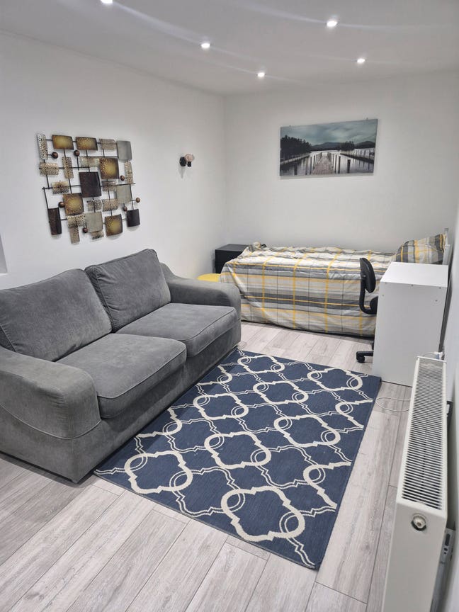 Room avaliable near slough town center Main Photo