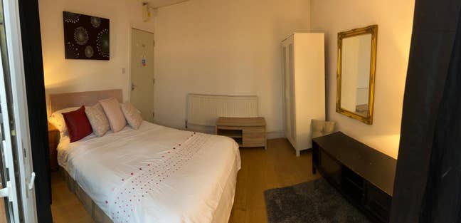 Flat with kitchen and en-suite  Main Photo