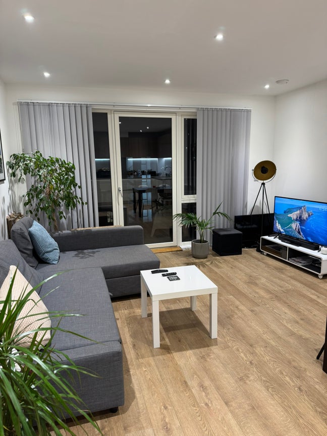 Short Term Let - Large Double Room - Bow Main Photo