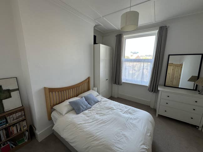 Bright double room in St Leonards maisonette Main Photo