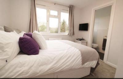Double En Suite 5 min walk to Station Main Photo