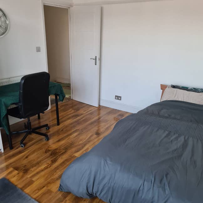 Double Bedroom - 5-6 Minutes from Gants Hills Main Photo