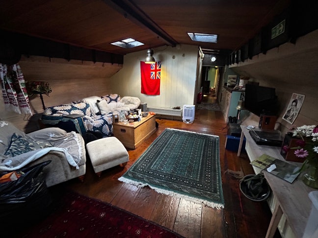 Beautiful Houseboat (Zone 2) - minimal bills. Main Photo