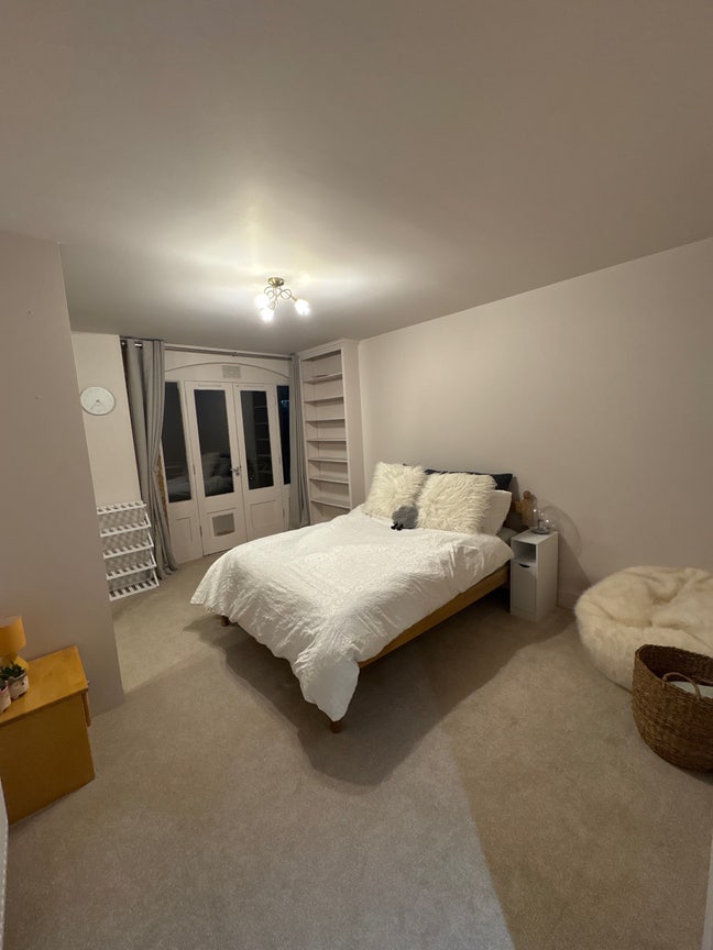 Large double room with own bathroom and balcony Main Photo