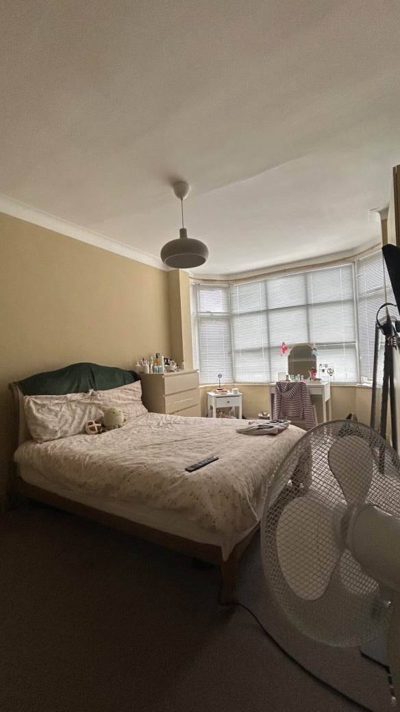 Large double room in female household Main Photo