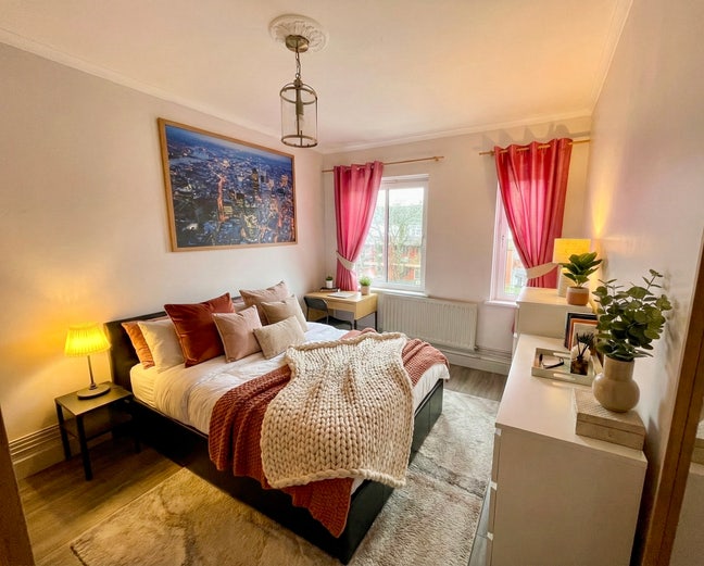 Welcoming Room - 5min to Jubilee & Close to Shops! Main Photo