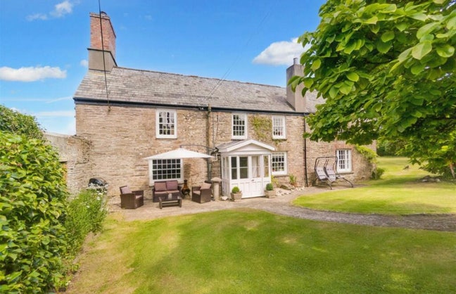 5 Bedroom Farmhouse  Main Photo