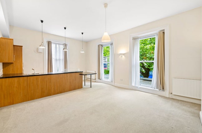 Double room in spacious flat  Main Photo