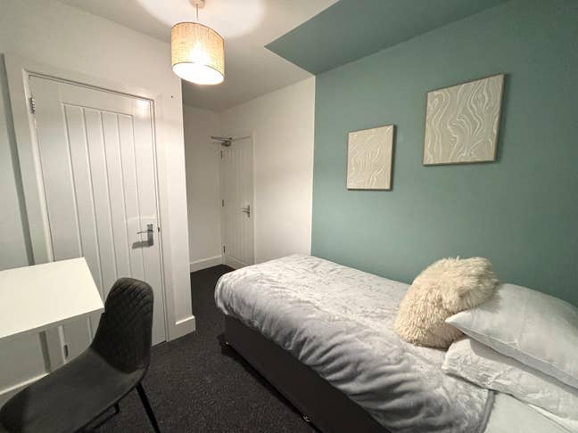 ** Single Room with en-suite Darlington ** Main Photo