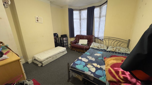 ✨ Spacious Double Room available in Peaceful Home Main Photo