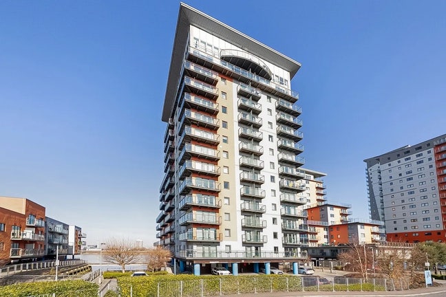 Spacious fully furnished double room riverside Main Photo