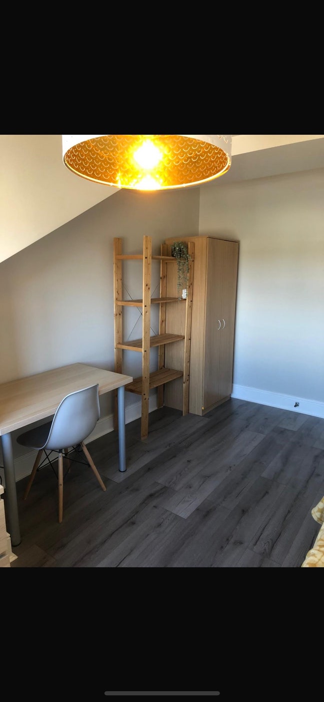 Large room with nice views  Main Photo