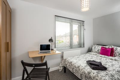 Double ensuite room in smart Redhill house  Main Photo