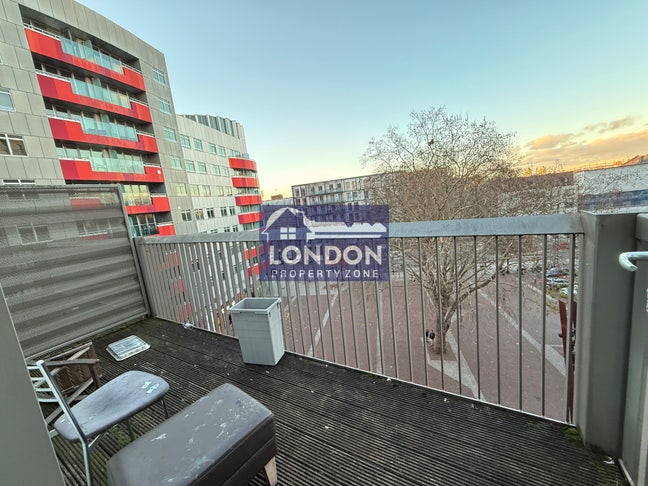 Whole 2 bed, 2 bath 4th floor flat near tube stn Main Photo