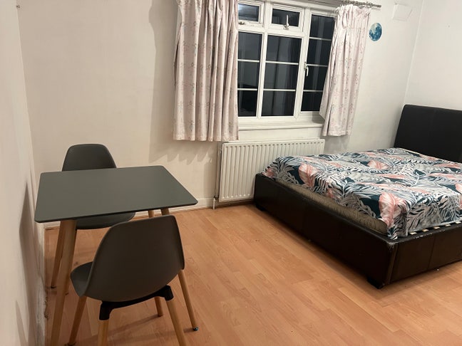 Very Large Double room, 5 min walk to Kilburn tube Main Photo