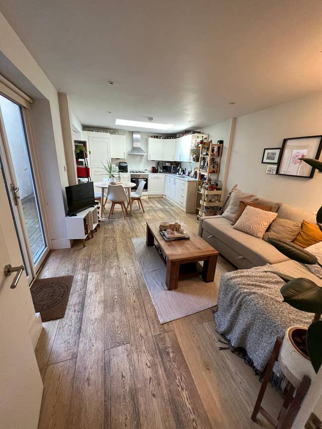 Sunny double bedroom in Parsons Green  Main Photo