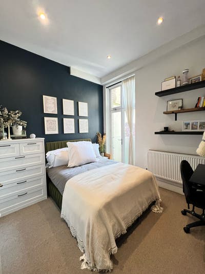 Sunny double bedroom in Parsons Green  Main Photo