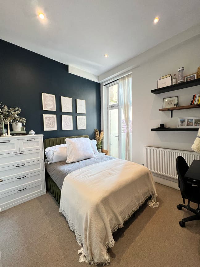 Sunny double bedroom in Parsons Green  Main Photo
