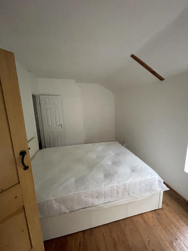 Two double bedrooms available in a 3 bed cottage  Main Photo