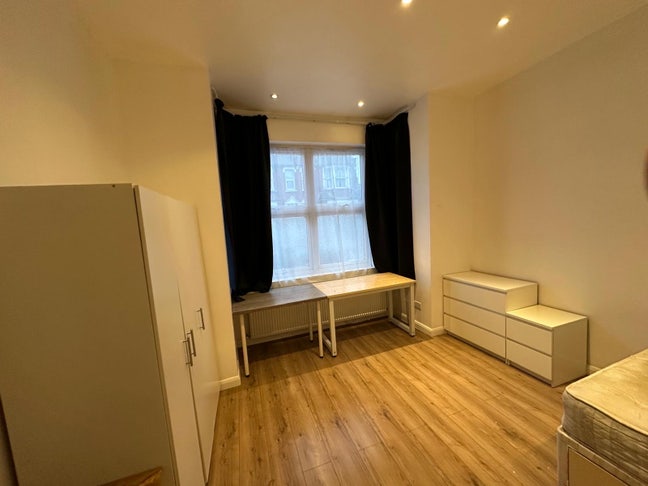 Very large bedroom Main Photo