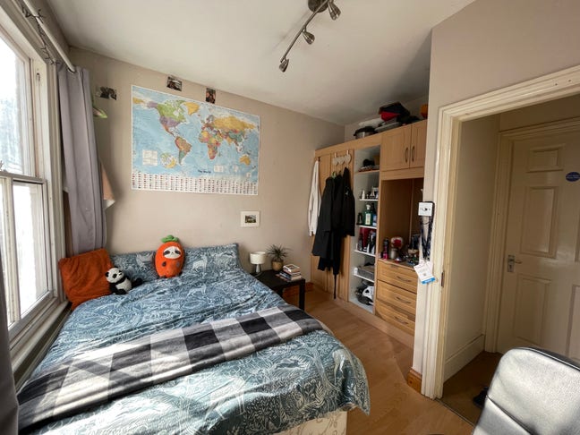 Bright first floor room near Earlsfield Station Main Photo